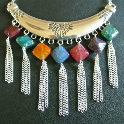 Collier plastron pendentif ras du cou 42 cm 7 perles losanges agate multicolore et chaînettes pompons sur support croissant arc