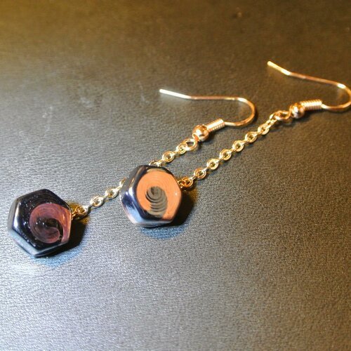 Boucles d'oreilles perles verre en forme de boulon couleur cuivré et noir sur chaînette couleur