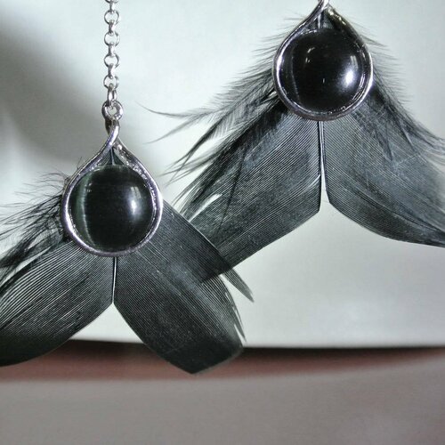 Boucles d'oreilles black swan, cabochon de verre noir sur support argenté et ailes en plumes noires, chaînette argentée,