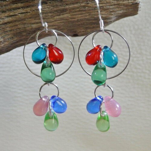 Boucles d'oreilles double grappe de perles de verre multicolore dans et sous un anneau fin en métal argenté sur crochet