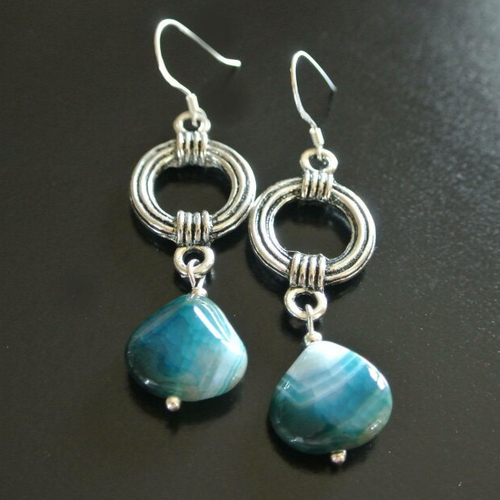 Boucles d'oreilles perle coeur agate bleu sur un support argent vieilli en forme de cercle