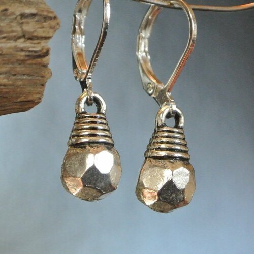 Boucles d'oreilles bohème, boho composées d'une originale perle argentée en forme de goutte à facettes, dormeuses