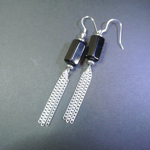 Boucles d'oreilles perle en verre noir forme tube à 5 pans et 3 chaînettes pompon métal argent clair sur crochet