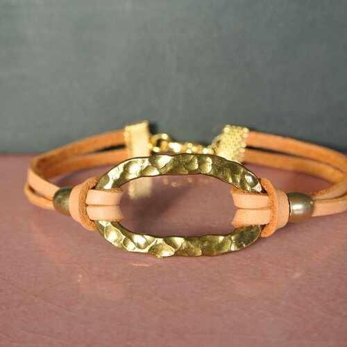 Joli bracelet mixte 19 cm environ anneau ovale en laiton doré martelé, cordon en suédine camel naturel 3 mm doublé, perles