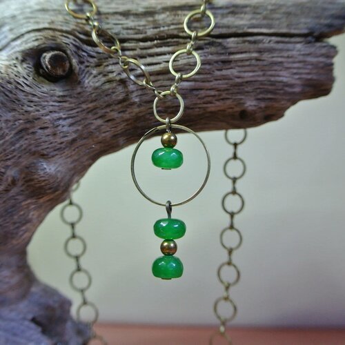 Collier pendentif ras du cou perles agate verte sur fin cercle et jolie chaîne en métal couleur bronze