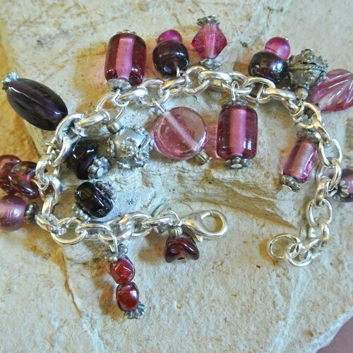 Bracelet femme maille argentée 9 x 7 cm et perles verre et métal, rose, fuchsia, mauve, violet, rouge