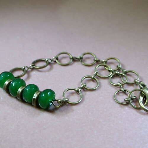 Bracelet femme perles en agate verte sur jolie chaîne en métal couleur bronze