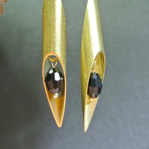Boucles d'oreilles graphiques perle verre olive à facettes noire sur un support doré tube évidé 45 x 8 mm en forme