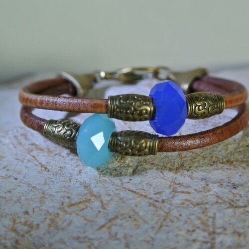 Bracelet 2 perles verre à facettes bleu vif et bleu pâle, perles tubes bronze sur deux cordon cuir rond marron