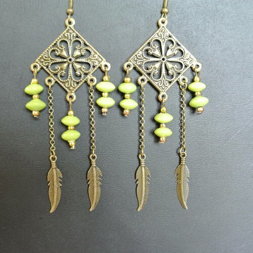 Boucles d'oreilles supports filigrane bronze et perles verre vert anis, chaînette et plume, crochets