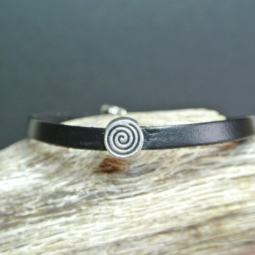 Fin bracelet femme 17.5 cm, petite perle motif spirale sur fin cordon de cuir noir 5 cm,