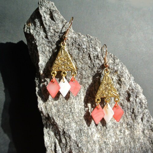 Boucles d'oreilles graphique connecteur doré en triangle à motifs arabesques, pendants nacre losange couleur corail et blanc