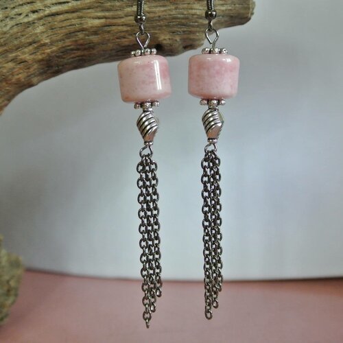 Boucles d'oreilles graphiques perle verre rose, perle métal torsadée et chaînettes gunmetal dissymétriques