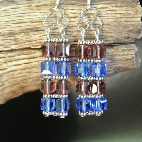 Boucles d'oreilles superposition de deux colonnes de verre cristal cubiques à facettes couleur bleu et violet