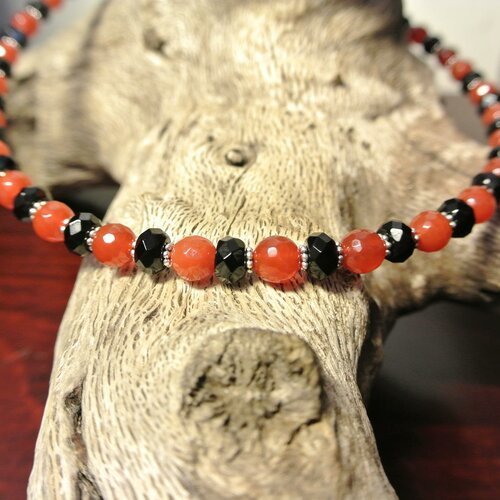 Collier pierres fines agate et cornaline à facettes, tons rouge orangé et noir, ras du cou 45 cm
