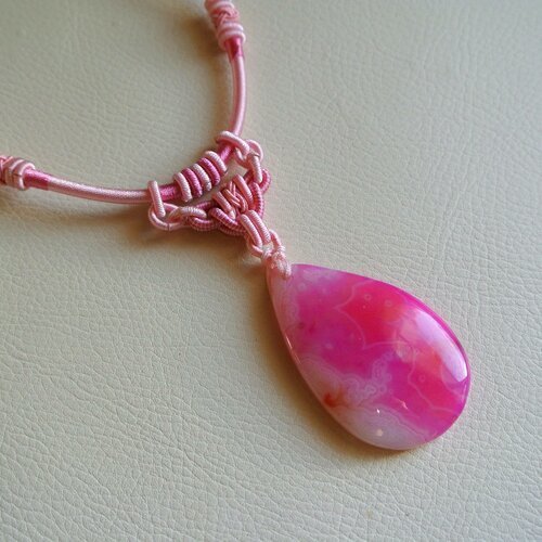 Pendentif agate dégradé de rose, en forme de goutte d'eau, montée en pendentif sur collier tissé rose