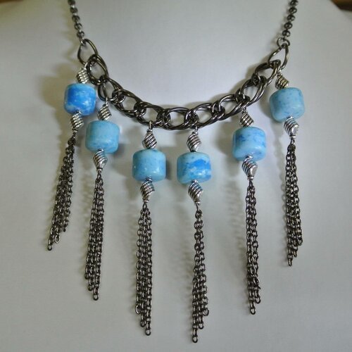 Collier plastron ras de cou graphique chaîne gunmetal, pendants perles en verre bleu, chaînettes gunmetal