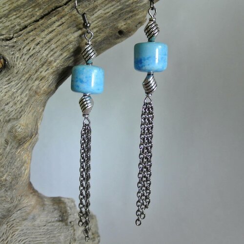 Boucles d'oreilles graphiques perles métal torsadées et perle en verre bleu, chaînettes gunmetal