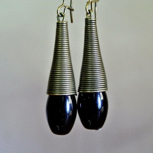 Boucles d'oreilles cône spirale métal bronze et perle onyx noir, long crochet dormeuse