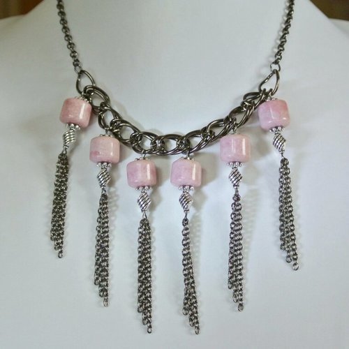 Collier plastron graphique chaîne double maillon gunmetal, pendants perles verre rose, chaînettes