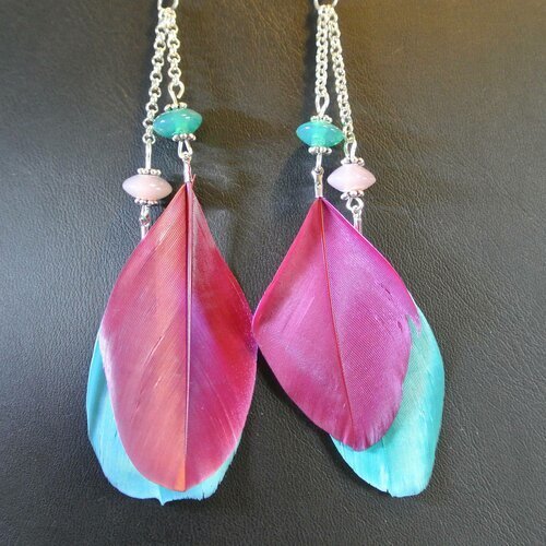 Boucles d'oreilles deux plumes rose framboise et turquoise, perles en verre turquoise et vieux rose, sur chaînettes