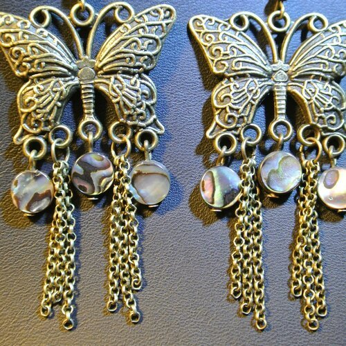 Boucles d'oreilles papillon, perles nacre abalone, connecteur papillon et chaînettes couleur bronze 