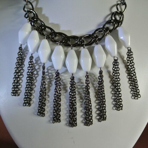 Collier plastron chaîne double maillon gun métal et pendants perles de verre blanches losanges