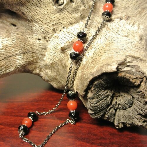 Collier chaîne sautoir, perles cornaline rouge et agate noire, maillon gun métal. chaîne 70 cm au total