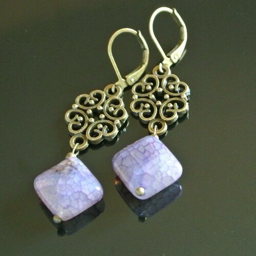 Boucles d'oreilles agate mauve-violet clair losange sur support bronze forme losange arabesques, dormeuses