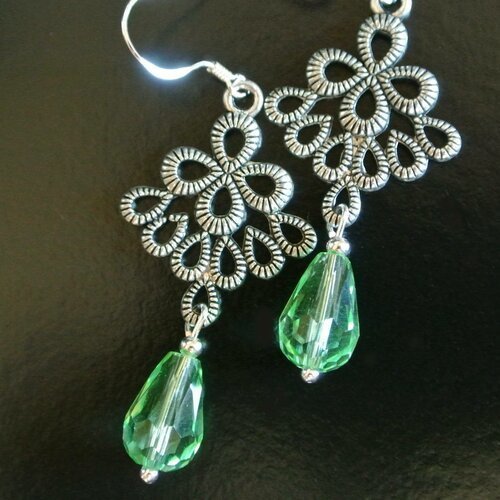 Élégantes boucles d'oreilles fin support losange métal argenté et perle en verre vert printemps
