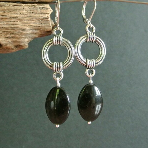 Boucles d'oreilles perle palet ovale en verre noir sur un support argent vieilli et dormeuses argentées, longueur totale
