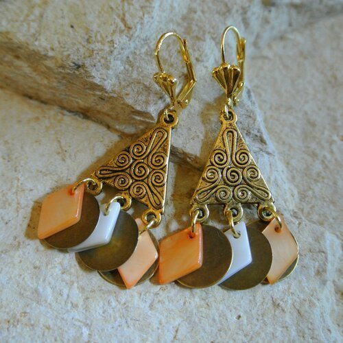 Boucles d'oreilles connecteur doré triangle à motifs arabesques, pendants nacre en losange orange et blancs sur fond de sequins