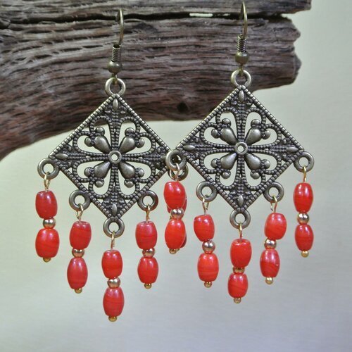 Boucles d'oreilles joli support losange et petites perles de verre artisanales en verre rouge tomate, crochet hameçon couleur