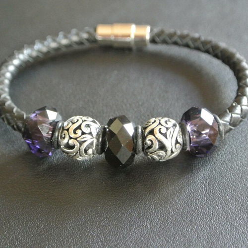 Bracelet homme perles à facettes en verre violet et noir intercalées avec des perles métal argentées à arabesques sur