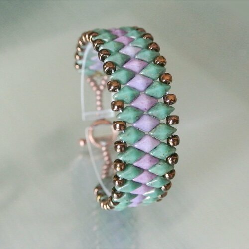 Bracelet manchette 17,8 cm perles tchèques losange pointe de diamant mauve et vert, fermoir toggle cuivré