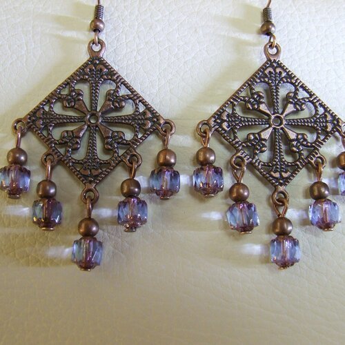 Belles boucles d'oreilles perles 6 mm à facettes bleues-bronze sur connecteur losange à motifs ajourés cuivré