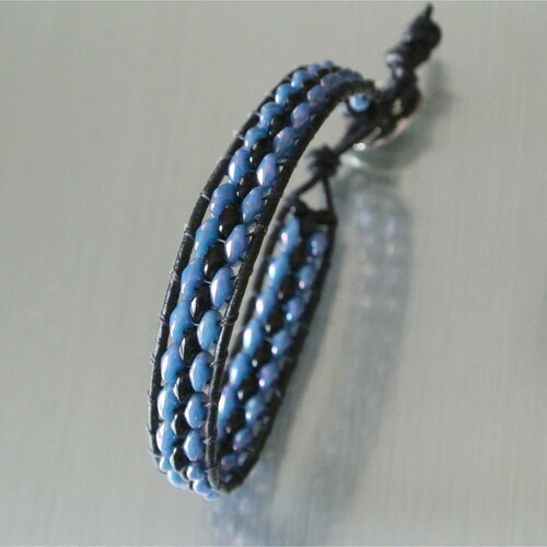 Bracelet femme wrap 18 cm cuir noir, tissage perles superduo bleu nebula et noir, fermoir bouton acier ovale