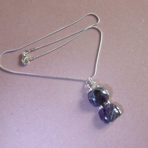 Collier pendentif deux perles rectangulaires et bombées sur une face en améthyste couleur violet foncé