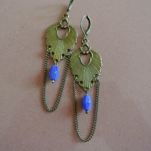 Boucles d'oreilles sur support bronze feuille stylisée, perles en verre irisé bleu et chaînette en pendant, crochet dormeuses