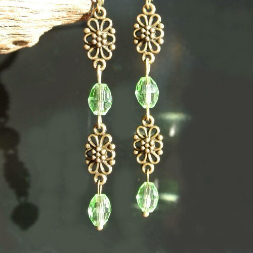 Boucles d'oreilles longues avec alternance de petits connecteurs bronze et de perles ovales à facettes 8 x  6 mm vert printemps