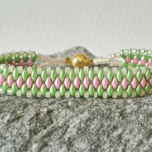 Bracelet femme 17 cm tissage 13 mm perles tchèques superduo satiné rose vert, rocailles blanches, fermoir magnétique doré