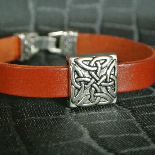 Bracelet homme 20 cm perle entrelacs celtiques argentés sur cordon plat marron-roux