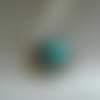 Pendentif cabochon bleu-vert sur tour de cour fil à mémoire de forme argenté, fermoir mousqueton 15 mm en acie