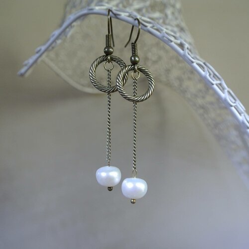 Boucles d'oreilles perle blanche d'eau douce grade aa sur fine chaîne et anneau métal couleur bronze, longueur