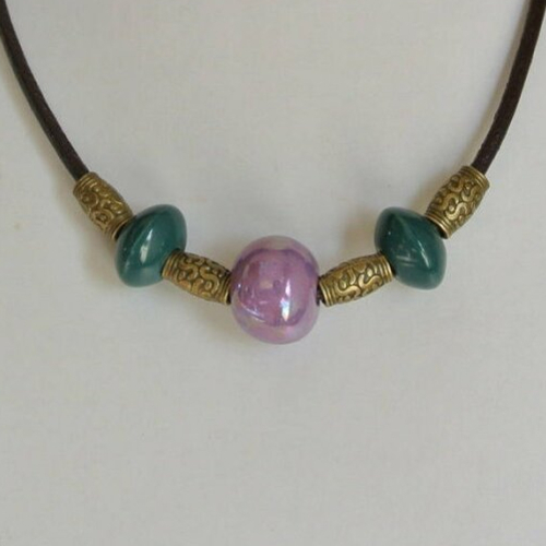 Collier perles céramique mauve irisée et turquoise, perles cylindres bronze sur cuir marron