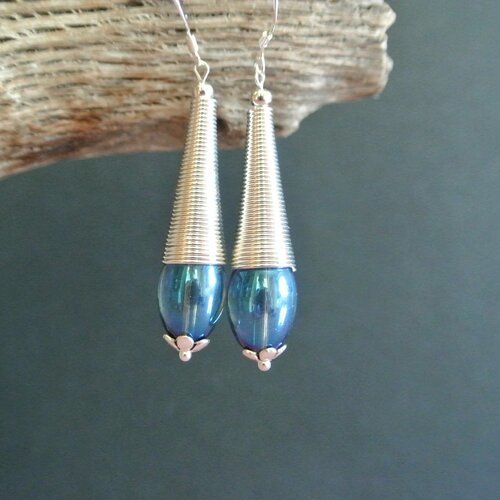 Boucles d'oreilles perle ovale bleu sur cône en spirale et crochet dormeuse en métal argenté