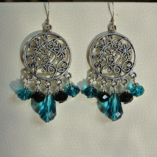 Boucles d'oreilles perles verre turquoise et noire, support argenté motifs floraux