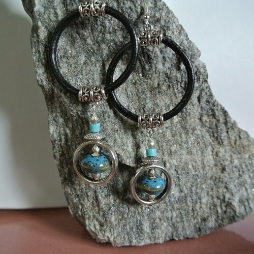 Boucles d'oreilles anneau cuir noir, perles céramique bleu et métal argentée