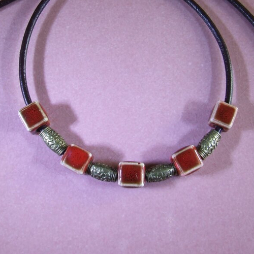 Collier 49 mm en cuir marron 3 mm et perles cubiques en céramique rouge-orangée