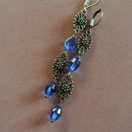 Boucles d'oreilles connecteurs bronze et perles bleues en alternance, dormeuses